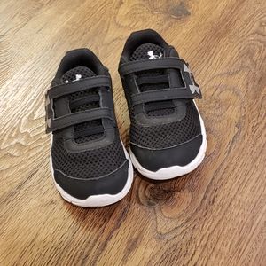 Toddler boy size 7 Under armour shoes